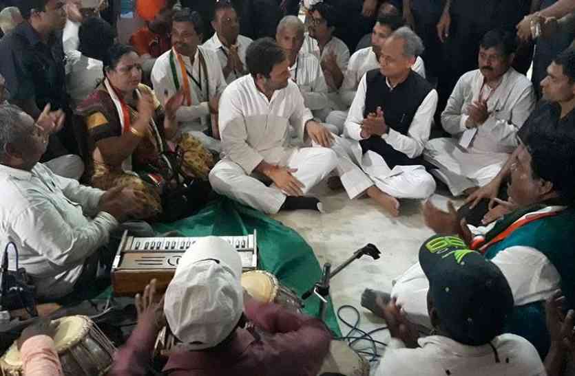Rahul Gandhi,Congress,gujrat election, गुजरात: राहुल गांधी ने आदिवासी कलाकारों के साथ किया नृत्य और गाया भजन
