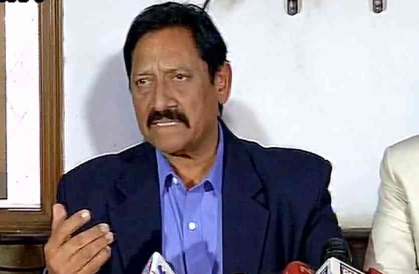 UP Sports Minister Chetan Chauhan, खेलमंत्री ने कानपुर में किया बड़ा खुलासा, ग्रीनपार्क की पिच को बना रहा था बिजलीकर्मी