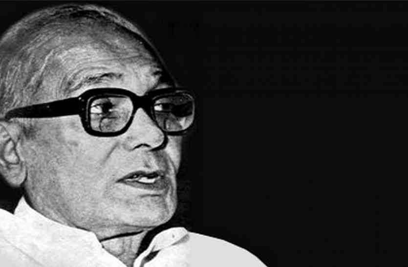 जेपी के वापस आने का इंतजार भी नहीं किया और प्रभावती ने ब्रह्मचर्य की शपथ ले ली जयप्रकाश नारायण की शादी बिहार के प्रसिद्ध गांधीवादी बृजकिशोर प्रसाद की बेटी से हुई थी। विवाह के कुछ दिन के बाद ब जेपी अमरीका पढ़ाई के लिए गए तब प्रभावती साबरमती आश्रम में कस्तूरबा गांधी के साथ रहने लगी। दरअसल गांधी जी ने ब्रजकिशोर प्रसाद को पत्र लिखकर आग्रह किया था कि वे अपनी बेटी को आश्रम में रहने की अनुमति दें। वहीं जेपी ने अमरीका से अपने पिताजी को पत्र लिखकर अनुरोध किया कि वे प्रभावती को साबरमती आश्रम जाने की इजाजत दें। इस तरह प्रभावती आश्रम आ गई। लेकिन शायद ही किसी को इस बात का अंदाजा था कि आश्रम में रहने का निर्णय उनकी जिंदगी में बदलाव ला देगा। थोड़े दिनों में ही प्रभावती गांधीजी से इस कदर प्रभावित हो गई कि उन्होंने ब्रह्मचर्य लेने का निर्णय किया। गांधी जी ने पहले तो ऐसा करने से मना कर दिया, उन्होंने जेपी को खत लिखकर इस बारे में बाताने को कहा। प्रभावती ने ऐसा ही किया, लेकिन जेपी ने इस बात को गंभीरता से लेने की जगह उन्हें जवाब लिखा कि यहां से क्या कहूं, इस बारे में वापस आकर बात करता हूं। लेकिन प्रभावती जी व्रत लेने के लिए बैचेन थीं, उन्होंने पति के वापस आने का इंतजार भी नहीं किया और ब्रह्मचर्य की शपथ ले ली। इस तरह प्रभावती ने देश की औरतों के सामने अलग मिसाल पैदा की। क्योंकि उससे पहले पहले तक केवल पुरुषों के ब्रह्मचर्य व्रत का उदाहरण ही मिलता है जिसको महिलाएं भी पति की अनुगामिनी के रूप में स्वीकार कर लेती थीं। इंदिरा को हराने के बाद रो पड़े थे जयप्रकाश नारायण
