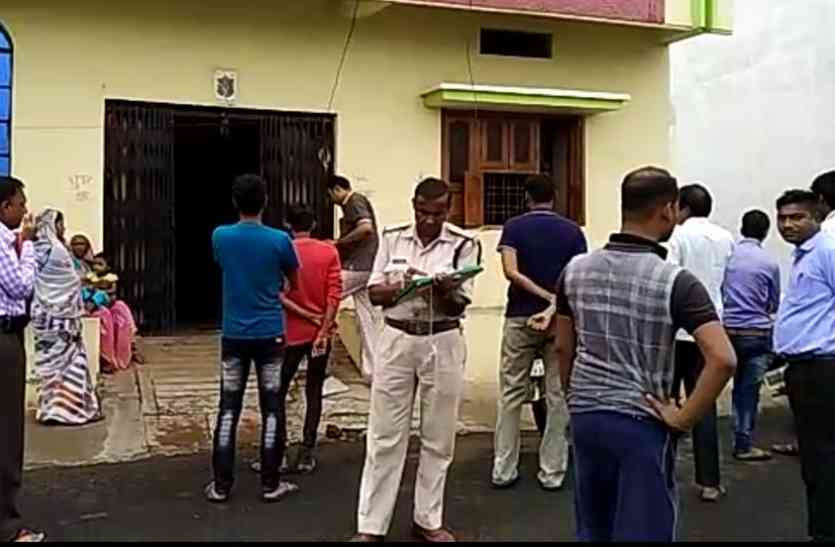 khandwa latest news,khandwa crime,Gunpoint robbery in khargone,Gunpoint robbery in khargone fear in Retired teachar family,crime news कनपटी पर तमंचा अड़ाकर लाखों रुपए की लूट