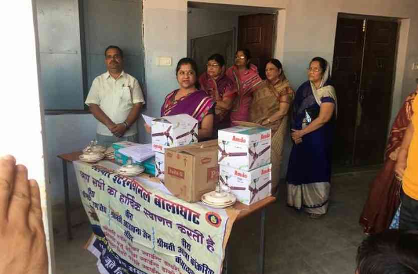 government school, महावीर इंटरनेशनल महिला केन्द्र ने स्कूल में दान दिए पंखे एवं चटाई