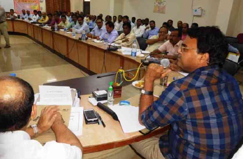 Azamgarh DM Chandrabhushan Singh बिचौलियों की होगी छुट्टी, आनलाइन धान खरीदेगी सरकार