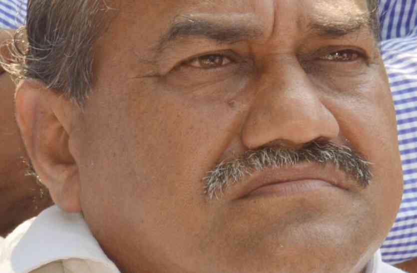 raisen hindi news, raisen news, latest raisen news, distric hospital latest news, district in charge minister suryaprakash meena, bus accident in sehore, injured passengers in hospital, latest sehore news अस्पताल के हालात सुधारो, ऐसा नहीं चलेगा
