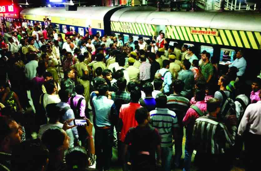 Surat-Virar Passenger train stopped for two and a half hours यात्रियों ने ढाई घंटे रोकी सूरत-विरार पैसेंजर ट्रेन