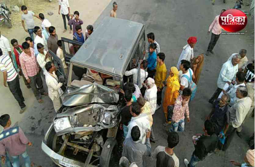 Bhilwara, Bhilwara news, Road accident in bhilwara, Latest news in bhiwara, Bhiwara news in hindi, Latest hindi news in bhilwara सवारियां उतारने के लिए लगाया ब्रेक बस में घुसी जीप, तीन घायल
