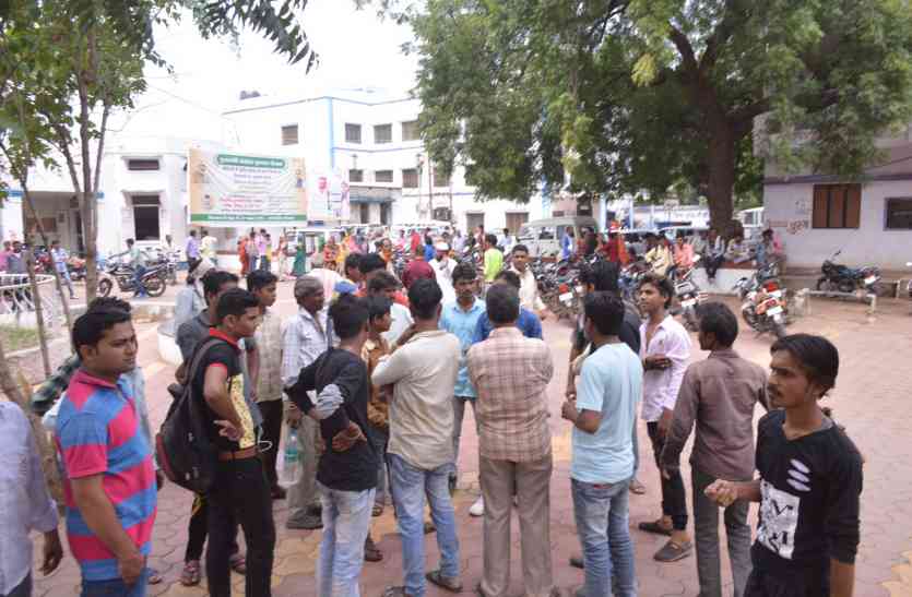 commotion at the Barwani Women Hospital Complex Exclusive: बड़वानी महिला अस्पताल परिसर में हंगामा, भिड़े वाहन चालक