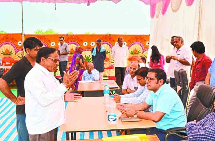 dewas collector hearing कलेक्टर ने लगाई चौपाल, सुनी दिक्कतें
