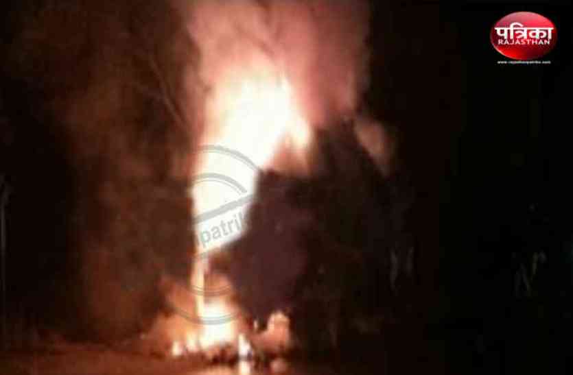 Bhilwara, Bhilwara news, fire moving truck in bhilwara, Latest news in bhilwara, Bhilwara news in hindi, Latest hindi news in bhilwara चलते ट्रक में लगी आग लाखों का इलेक्ट्रोनिक सामान जला, मची अफरा तफरी