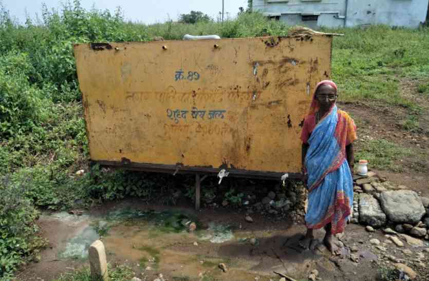 Taps have not been taped for eight days आठ दिनों से नल आया न टैंकर