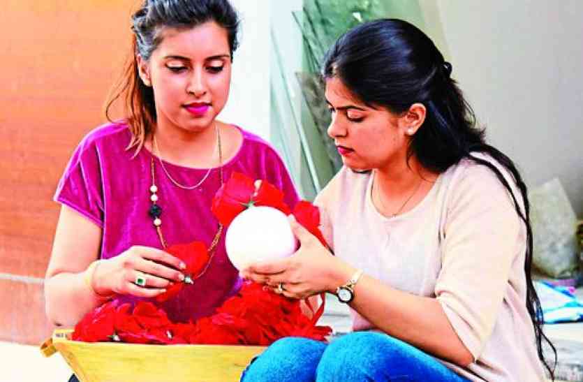 home decore diwali decoration ideas- पुराने फ्लॉवर्स और बॉटल्स से इंटीरियर को दें रॉयल लुक