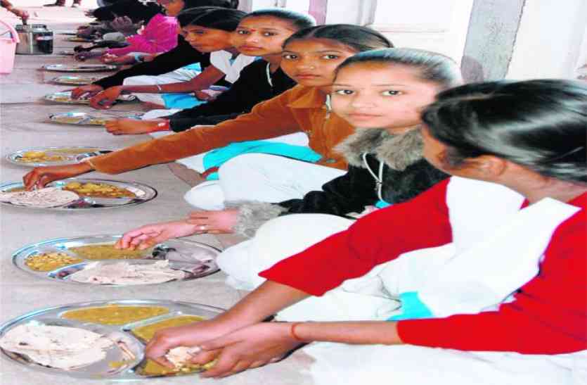 Accused of demanding money in honorarium payment of mid day meal Open मिड डे मील के मानदेय भुगतान में पैसों की मांग का लगाया आरोप