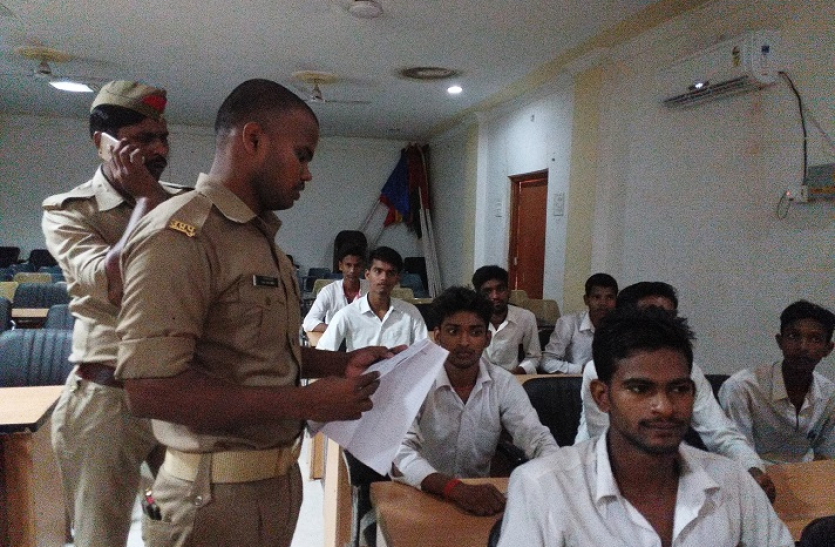 police,student,Police inspector,mirzapur police, इस प्रतियोगिता का विजेता छात्र बनेगा एक दिन का कोतवाल
