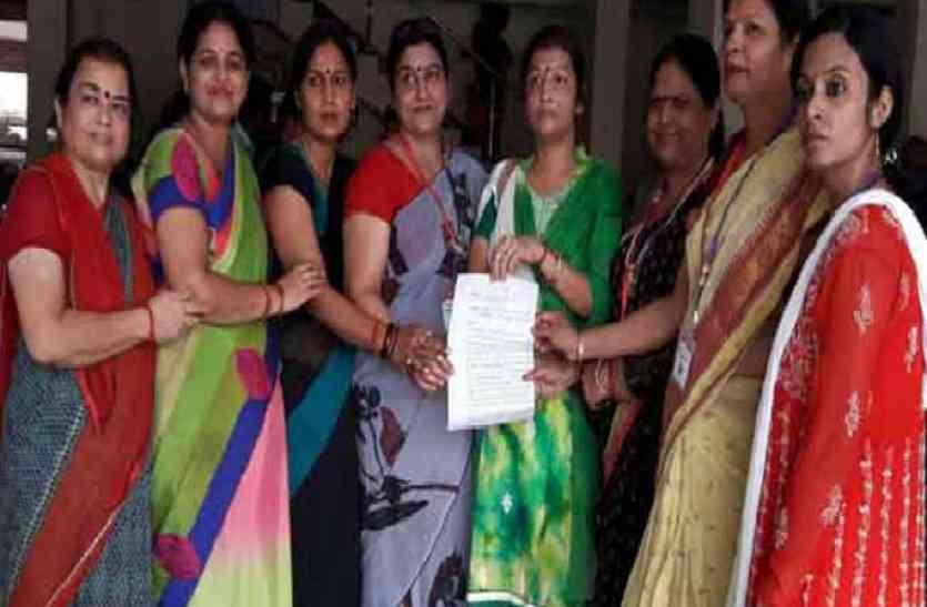 Nari Shakti Sansthan काॅलेज के बगल में शराब की दुकान के विरोध में उतरी नारी शक्ति