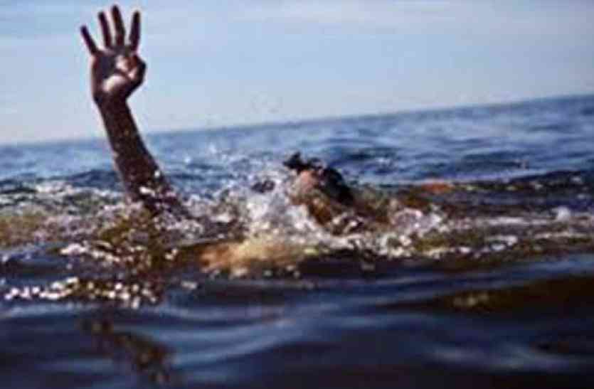death of husband and wife due to drowning डूब रहे पति को देख पत्नी ने कुएं में लगा दी छलांग...और फिर