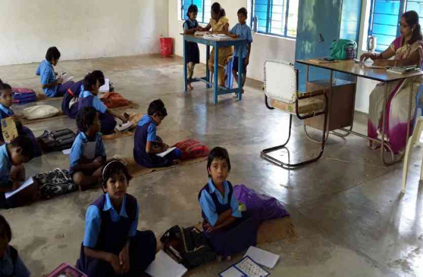 डभरा के वार्ड क्रमांक सात के प्रायमरी स्कूल का मामला मंगल भवन के एक जर्जर कमरे में लग रही पांच कक्षाएं