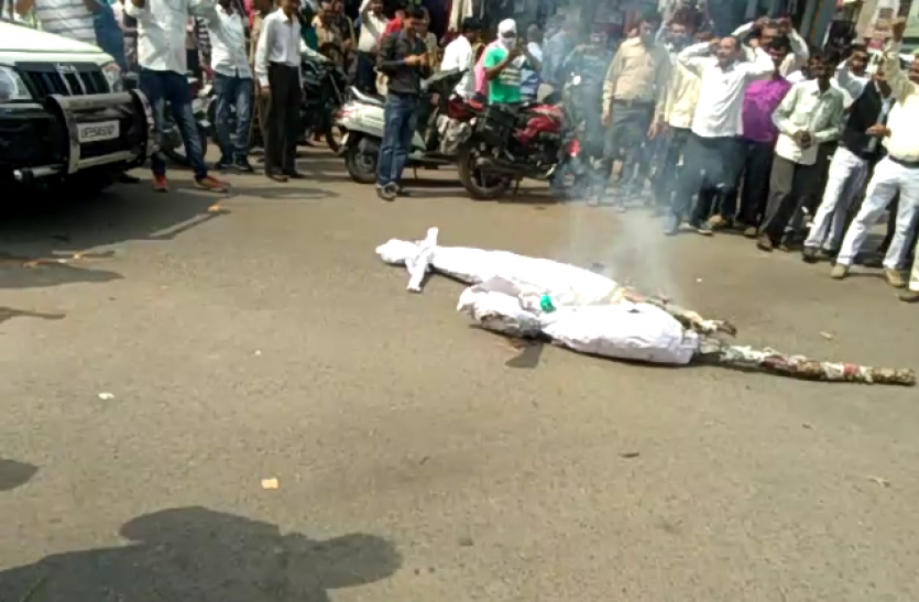 unnao पूर्व बार अध्यक्ष के घर में फायरिंग करने वालों की गिरफ्तारी न होने पर प्रदर्शन, फूंका पुतला