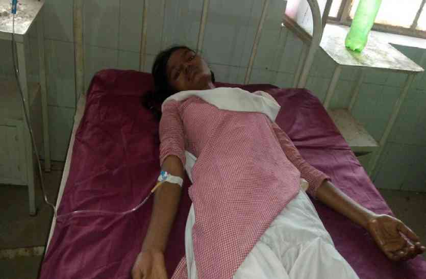 Sick Student मिर्जापुर के सरकारी स्कूल की 80 छात्राएं बीमार, 24 की हालत गंभीर
