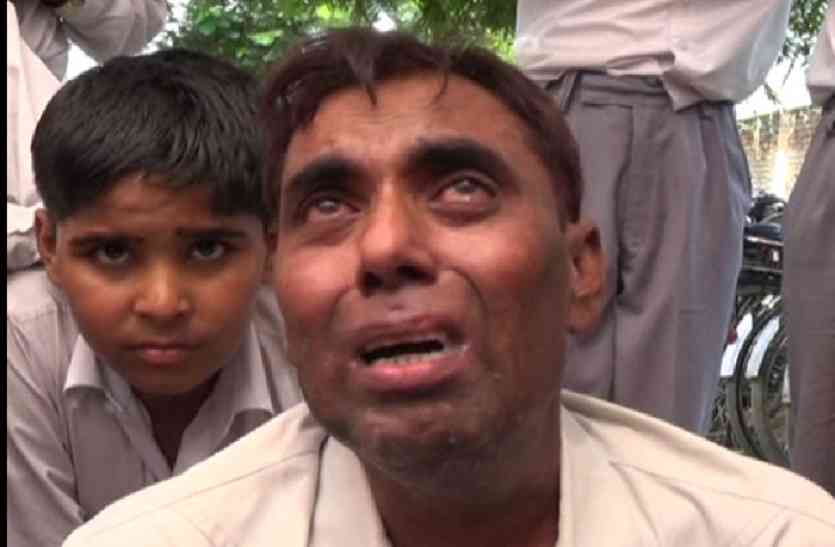 Teacher मानवता शर्मसार: कैंसर पीडि़त अध्यापक को किया बर्खास्त, बैठे धरने पर
