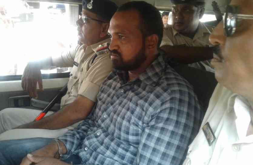 khandwa Accused of shooting at the court sent on remand for 3 days इस दरिंदे ने चलाई थी कोर्ट में जज के सामने गोली, 59 सेकेंड में 3 दिन की रिमांड पर भेजा
