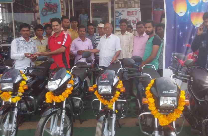pratapgarh पुष्य नक्षत्र के शुभ मुहूर्त में लोगों ने की जमकर खरीदारी