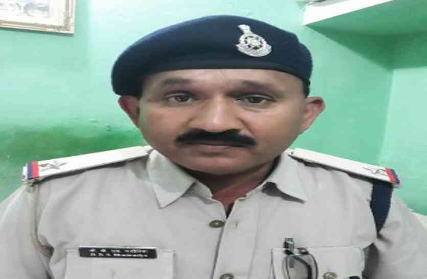 police हाईवे पर बिना ड्राइवर के दौड़ रहा था रेत से भरा ट्रक,ASI ने फिल्मी स्टाइल में रोका वाहन, पढ़ें पूरी खबर
