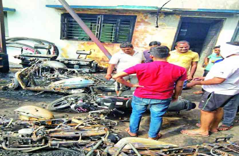 bike burnt सनकी युवक ने लगाई आग, 6 बाइक सहित लाखों रुपए का सामान खाक