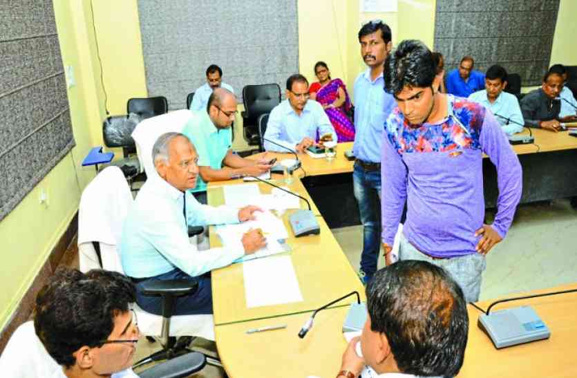 mayor gwalior अफसरों को हिदायत, मैं जब डे्रस कोड में आता हूं तो आप लोग क्यों नहीं: महापौर