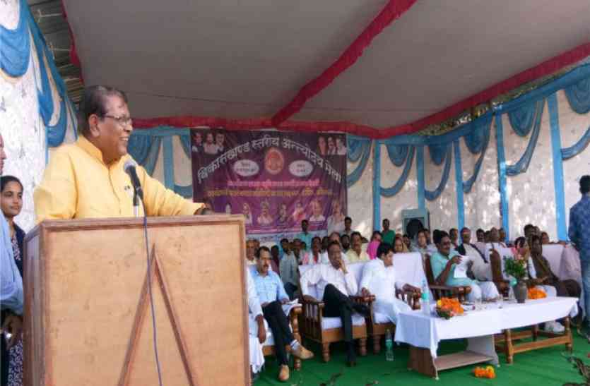 The minister in charge was reluctant to remain in favor of the ministe प्रभारी मंत्री के मामने हितग्राही होते रहे परेशान