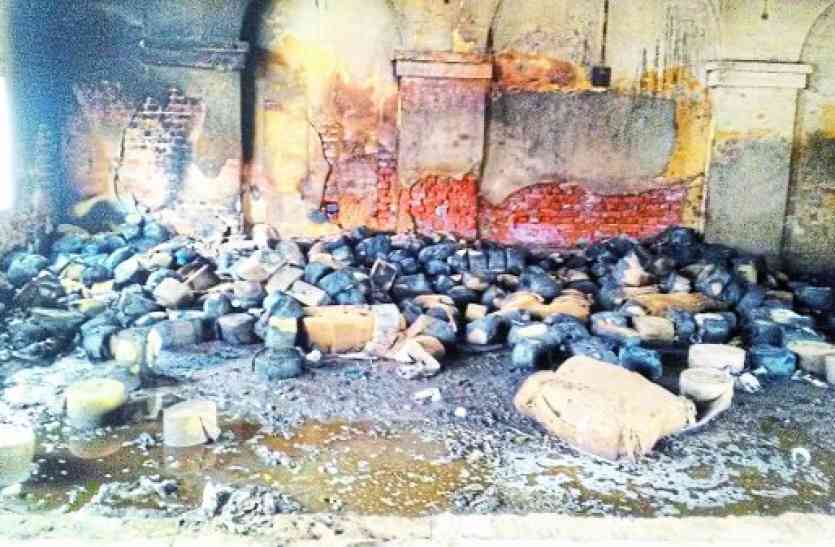 Satna railway warehouse Raging in the fire बड़ी खबर: रेलवे माल गोदाम में भड़की आग, इस तरह स्वाहा हो गए सीलिंग के बंडल