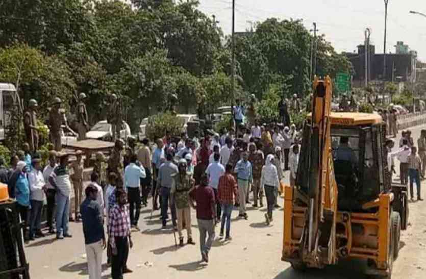 jda in Gopalpura bypass गोपालपुरा बाईपास- फिर चलेगा जेडीए का बुल्डोजर, कारोबारियों ने भीख मांग कर जताया विरोध