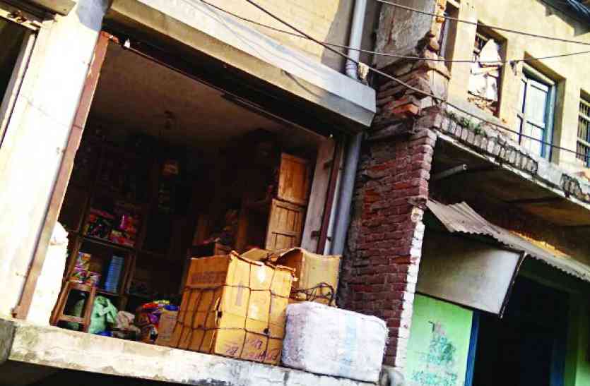satna city on pile of ammo पटाखा दुकानों में क्षमता से अधिक स्टॉक, बारूद के ढेर पर सतना शहर