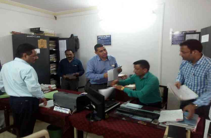 balaghat news कमिश्नर बामरा ने किया कार्यालयों का आकस्मिक निरीक्षण