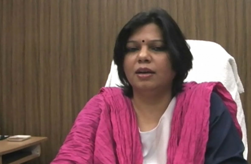 DM Shubhra Saxena action against land mafia in Hardoi UP Hindi News रिजर्व भूमि पर कब्जा करने वाले और फर्जी बैनामा करने वाले अब जाएगें जेल, डीएम शुभ्रा सक्सेना का बड़ा एक्शन