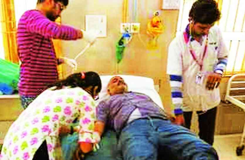 Trying to give life to the troubled builder सूदखोरों से त्रस्त बिल्डर ने की जान देने की कोशिश