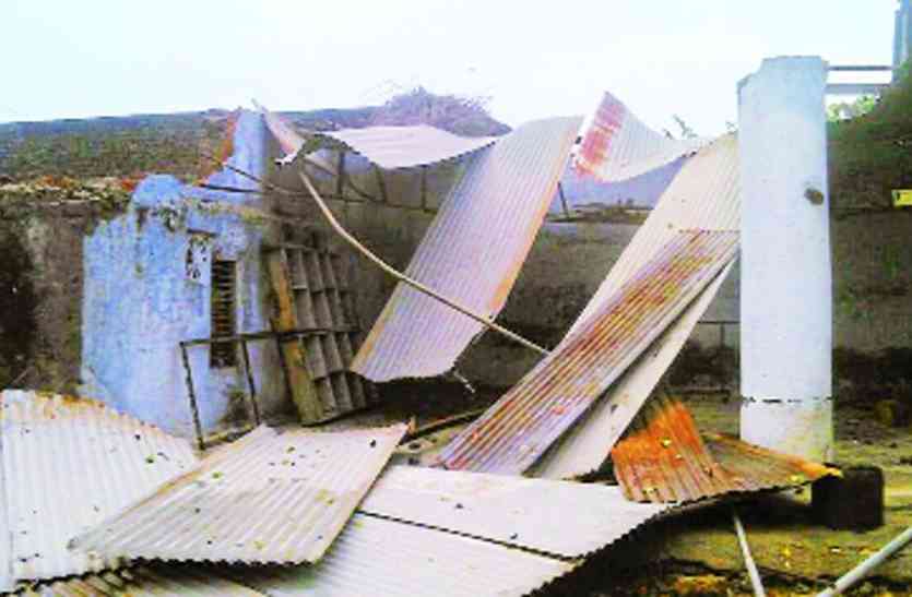 Rain with strong wind in Bharuch भरुच में तेज हवा के साथ बारिश