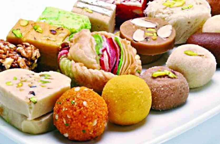 diwali 2017 date and day news in hindi Diwali 2017: दोगुने दाम चुकाकर भी खा रहे सूजी-मैदा मिली मिठाई