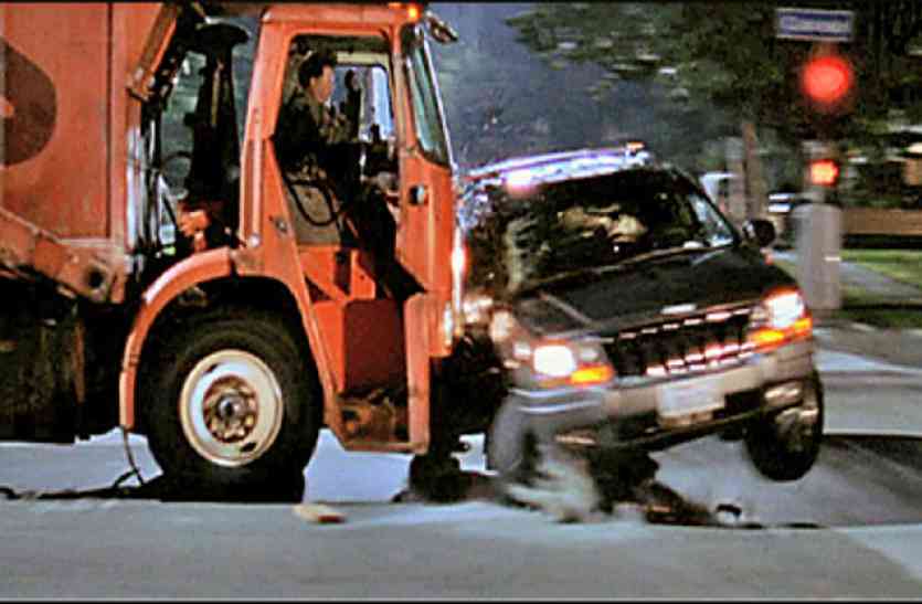 Nine injured in Travelers accident accident: ट्रक की टक्कर से पलटी ट्रेवलर, नौ घायल