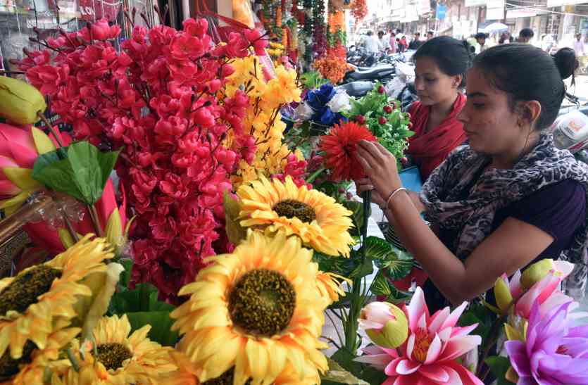 artificial flowers आर्टिफीसियल फूलों के प्रति शहरवासियों का बढ़ रहा आकर्षण