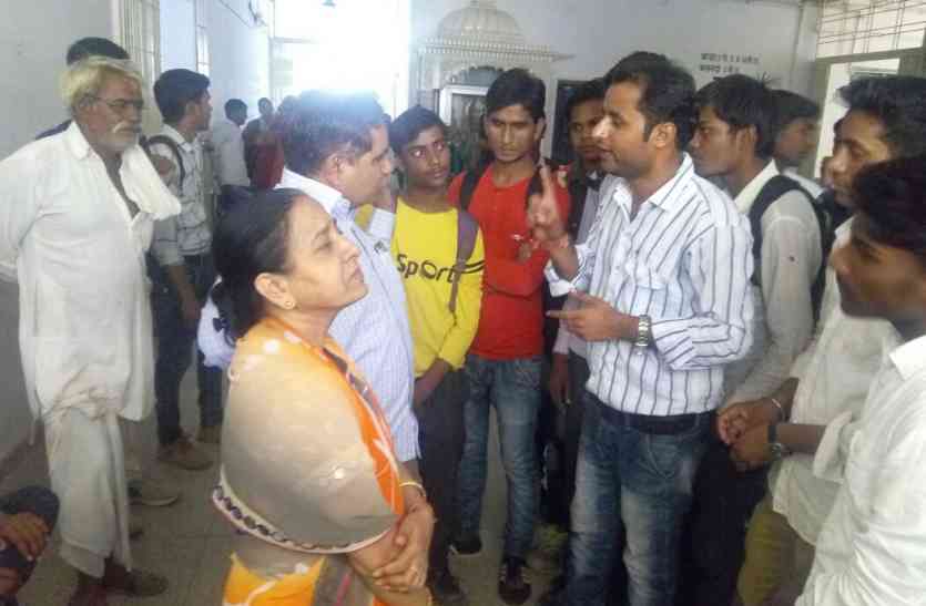 Bandikui college छात्रों ने कॉलेज गेट बंद कर किया प्रदर्शन, व्याख्याताओं से नोक-झोंक
