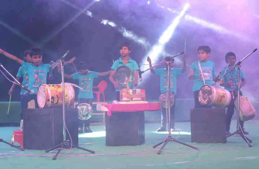 Homemade musical instruments made by waste material कबाड़ बीनने वालों ने कबाड़ से ही बनाए वाद्य यंत्र...फिर आर्टिस्ट मंच पर मचा धमाल...देखें वीडियो