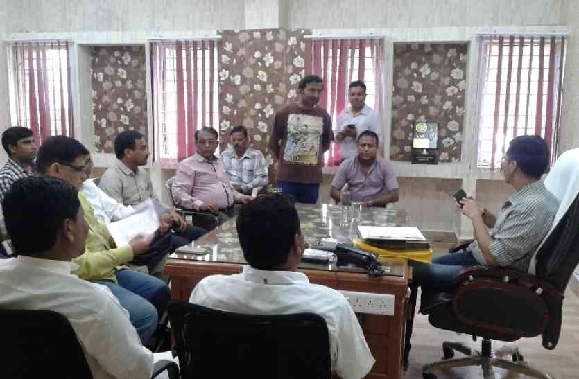 decision अस्पताल में व्यवस्था बनाने परिजनों पर डाला पचास रुपए का बोझ