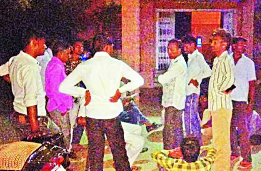 Families have alleged that it was murdered पूर्व जिला परिषद सदस्य के घर अधेड़ का शव मिला, हत्या का आरोप