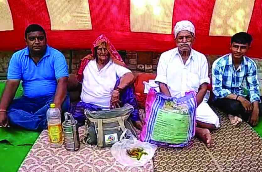 parents do demonstration against to child Video: औलाद ने कर दिया खाने को मोहताज
