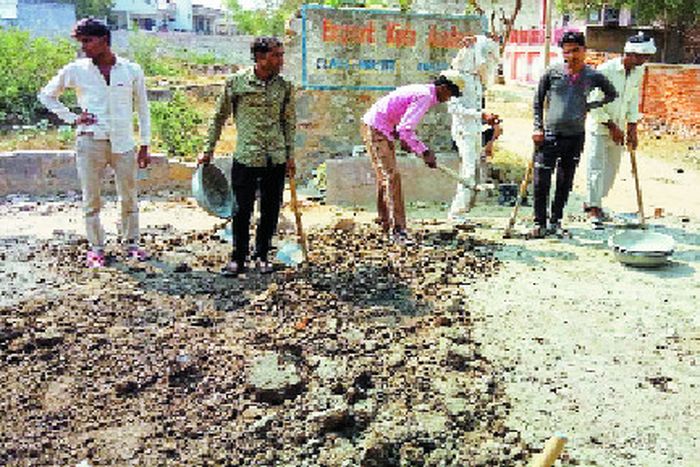 राजस्थान के अलवर जिले में मिट्टी गारे में बन रही सीसी रोड, विरोध हुआ तो उखाडऩी पड़ी