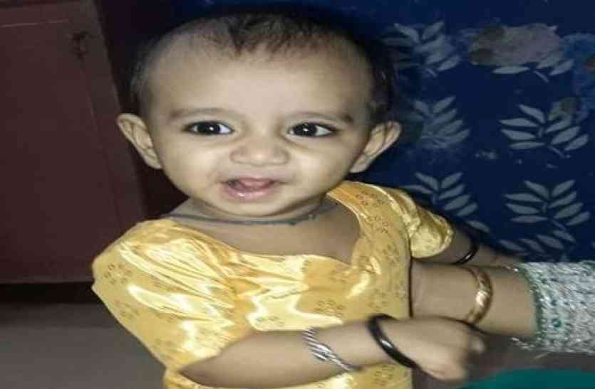 indore police mp indore अभी चलना नहीं सीखा था, घुटने-घुटने सडक़ पर आई, मासूम को कार ने रौंदा