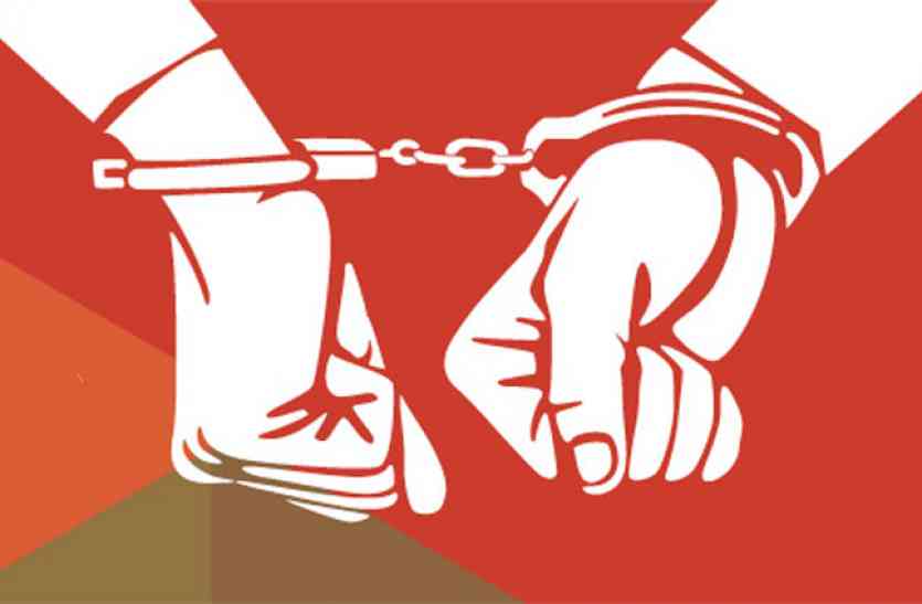 police beat th judge पुलिसकर्मियों ने जज को घर में घुसकर पीटा