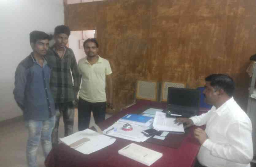 school girls complaint against teacher, student complaint in sdm office, excellent school, girls complaint against school mismanagement, dabra news, gwalior news, gwalior news in hindi, mp news अतिथि विद्वानों को लेकर छात्राएं पहुंची एसडीएम ऑफिस और कही वो बात कि सुनकर अधिकारी भी रह गए दंग