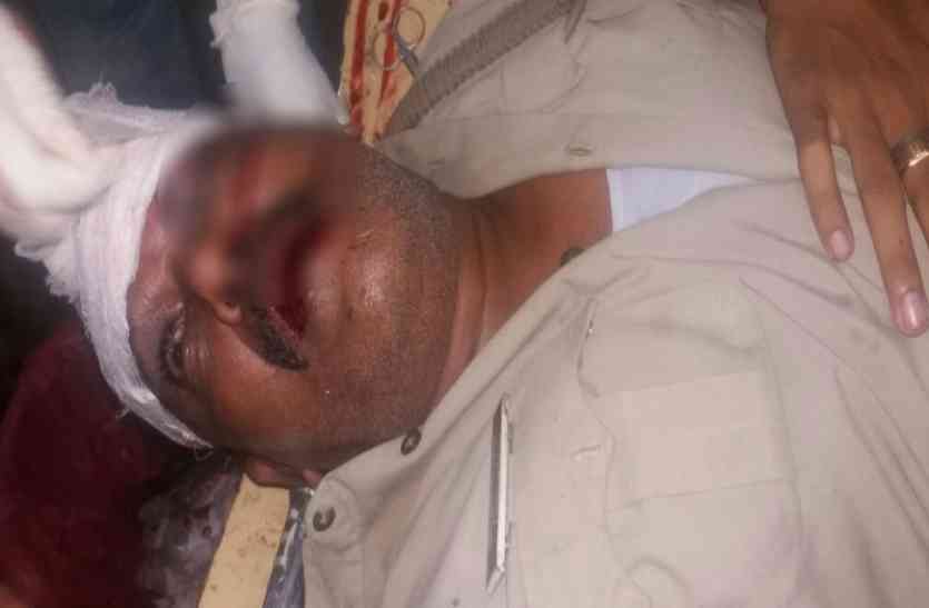 Attack On Police incharge दारोगा पर जानलेवा हमला, गंभीर हालत में गोरखपुर रेफर