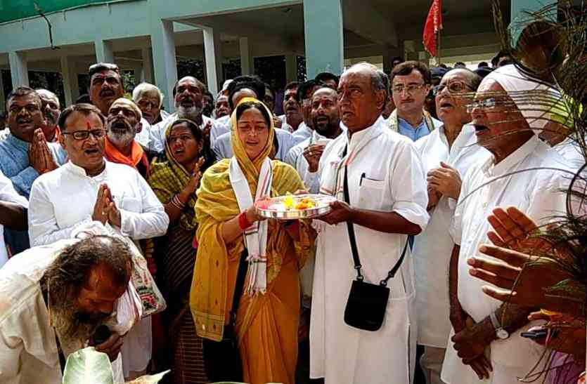 Narmada Parikrama : Former legislator expelled from BJP welcomed Diggy भाजपा से निष्कासित पूर्व विधायक ने किया दिग्गी का स्वागत