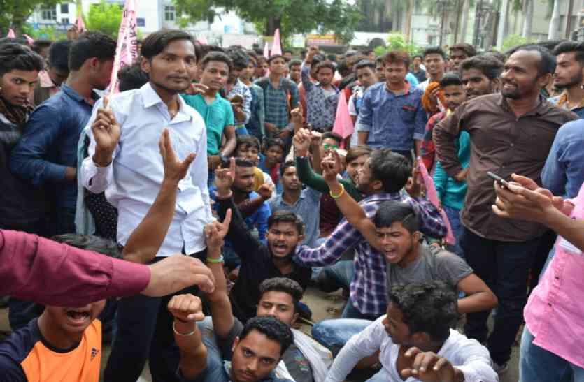 छत्तीसगढ़ जनता कांग्रेस छात्र संगठन छात्रनेता की रिहाई के लिए लामबंद हुए जोगी समर्थक, एसपी ऑफिस घेरकर सौंपा ज्ञापन